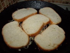 Бутерброды с колбасой на сковороде - фото шаг 3