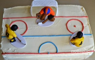 Торт с хоккейной тематикой - фото шаг 3