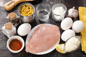 Салат с курицей и блинчиками