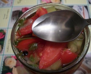 Салат из помидоров на зиму "Пальчики оближешь" - фото шаг 9