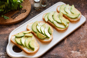 Бутерброды с авокадо и тунцом - фото шаг 4