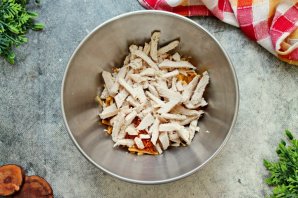 Салат с курицей, омлетом и корейской морковью - фото шаг 7