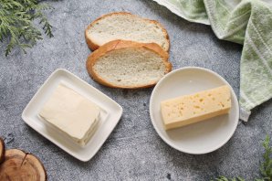 Бутерброды с маслом и сыром - фото шаг 1