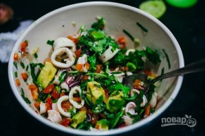 Салат из авокадо с кальмарами - фото шаг 5