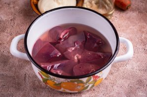 Печень с морковью и луком - фото шаг 2