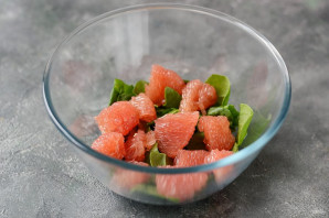 Салат из грейпфрута и шпината - фото шаг 5