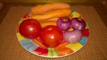 Тушеная морковь с луком и помидорами - фото шаг 1