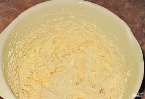 Бисквитный торт с масляным кремом и фруктами - фото шаг 5