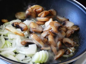 Паста с курицей и грибами в сливочном соусе - фото шаг 2