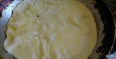 Рулет омлетный с плавленым сыром - фото шаг 4