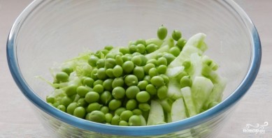 Салат из капусты и зеленого горошка - фото шаг 1