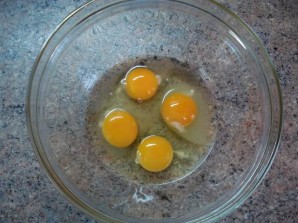 Омлет из яиц и молока - фото шаг 1