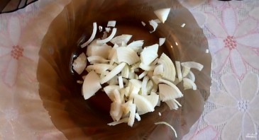 Кальмары, тушенные с грибами, луком и сыром - фото шаг 5