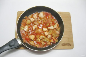 Курица с баклажанами и помидорами на сковороде - фото шаг 8