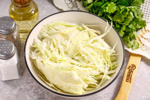 Салат с капустой и кинзой - фото шаг 2