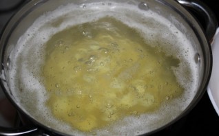 Суп с колбасой и яйцом - фото шаг 2