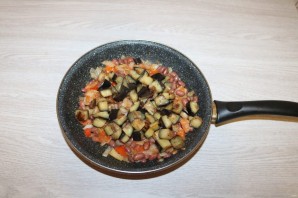 Салат с баклажанами и фасолью - фото шаг 11