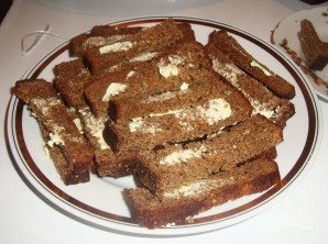Гренки из черного хлеба с сыром - фото шаг 2