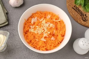 Салат из морковки с чесноком и майонезом - фото шаг 3