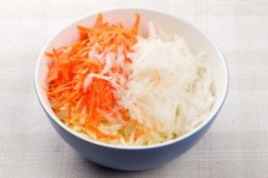 Свежий салат из капусты с морковью - фото шаг 4