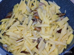 Молодой картофель с лесными грибами в сливках - фото шаг 3