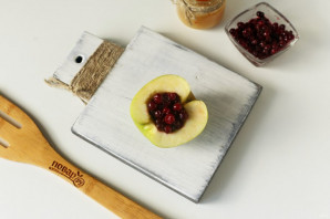 Запеченные яблоки с брусникой в духовке - фото шаг 3