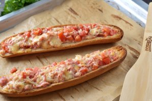 Багет запечённый с колбасой, сыром и помидором - фото шаг 6
