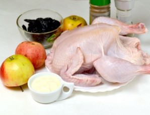 Курица, фаршированная яблоками и черносливом - фото шаг 1