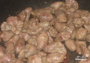 Тушеные куриные сердечки и желудки - фото шаг 2