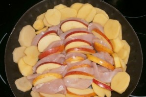 Курица с картошкой и яблоками - фото шаг 4