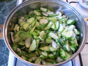 Огуречный салат с луком на зиму - фото шаг 5