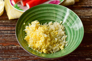 Крабовые палочки фаршированные рисом и яйцом - фото шаг 2