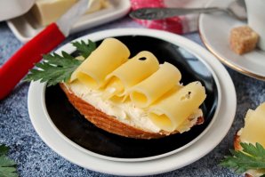 Бутерброды с маслом и сыром - фото шаг 5