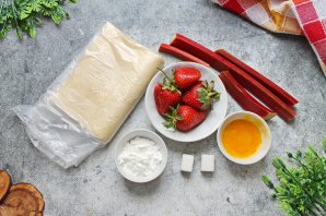 Пирог с клубникой и ревенем - фото шаг 1