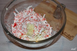 Новогодний салат "Снежки" из крабовых палочек - фото шаг 3