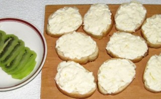 Бутерброды с сыром и киви - фото шаг 4