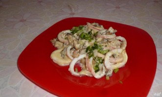 Кальмары, тушенные с грибами, луком и сыром - фото шаг 8