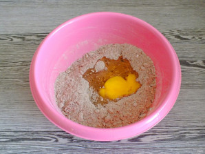 Шоколадный песочный пирог с творогом - фото шаг 4