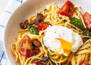 Спагетти с беконом, томатами и яйцом-пашот - фото шаг 5
