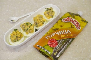 Яйца, фаршированные селедочным салатом - фото шаг 6