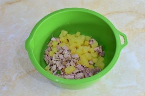 Салат с копчёной курицей и ананасами - фото шаг 4