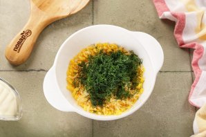 Яйца, фаршированные сыром и чесноком - фото шаг 6