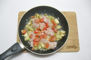 Курица с баклажанами и помидорами на сковороде - фото шаг 6
