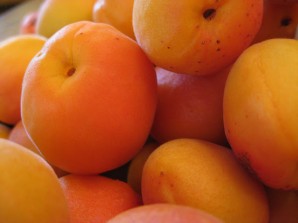 Шарлотка с яблоками и абрикосами - фото шаг 1