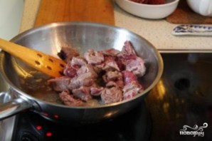 Мясо в горшочках со сметаной - фото шаг 3