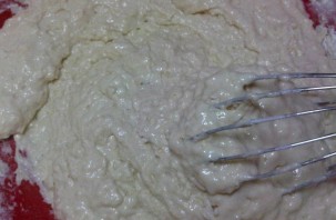 Тесто на чебуреки на молоке - фото шаг 2