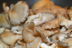 Жареные грибы с луком - фото шаг 6