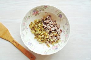 Салат с куриными желудками и грибами - фото шаг 4