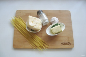 Спагетти с сыром и чесноком - фото шаг 1