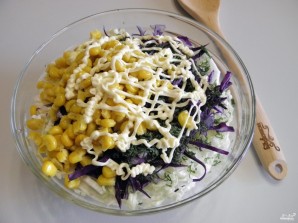 Салат с консервированной кукурузой - фото шаг 4